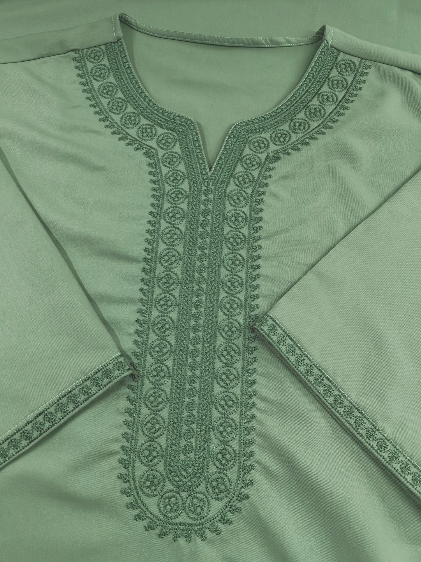 Chilaba AMARUÉ – Verde Cedro | Edición Limitada con Bordado a Mano