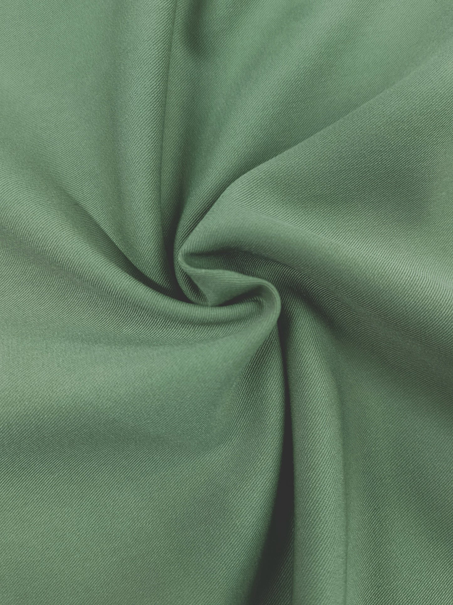 Chilaba AMARUÉ – Verde Cedro | Edición Limitada con Bordado a Mano